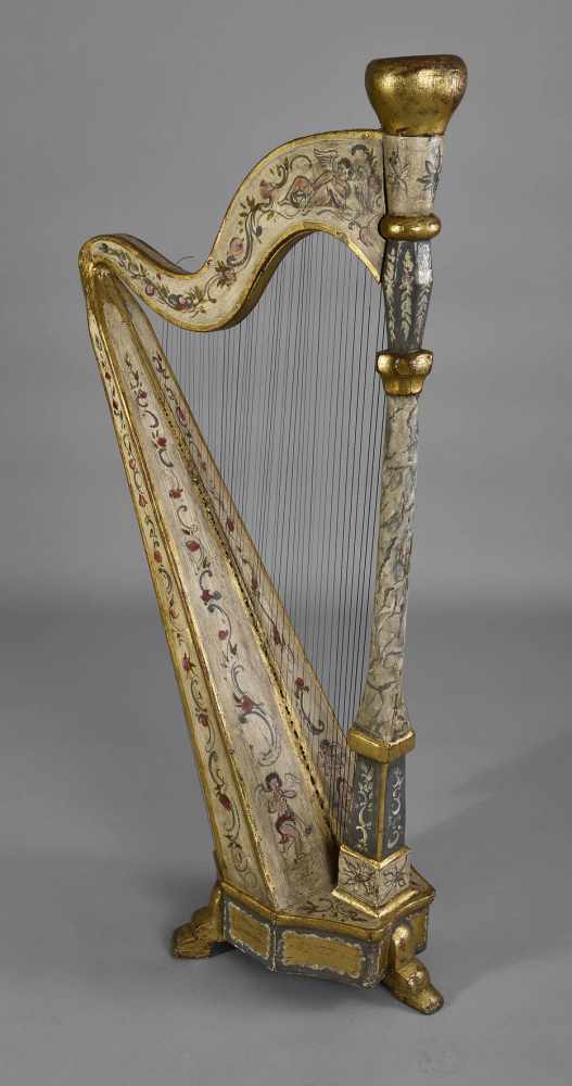 Kleine Harfe Nachbau einer barocken Harfe, wohl Mitte 20. Jh., Korpus aus Schichtholz, farbig