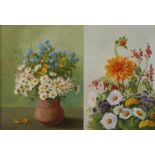Minni Herzing, Paar Blumenbilder bauchige, tonfarbene Keramikvase, mit Strauß aus Gänseblümchen,