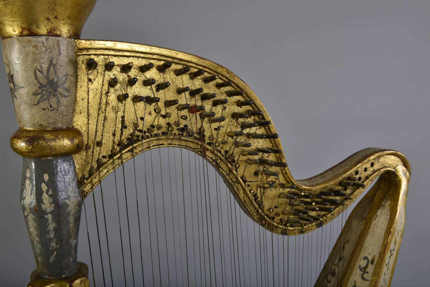 Kleine Harfe Nachbau einer barocken Harfe, wohl Mitte 20. Jh., Korpus aus Schichtholz, farbig - Image 2 of 3