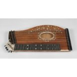 Zither wohl Markneukirchen, um 1900, Palisander mit reicher floraler Perlmutteinlage, rissfreier