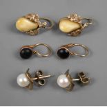 Drei Paar Ohrringe 20. Jh., Gelbgold, gestempelt 585 bzw. geprüft, besetzt mit Grandeln, Perlen bzw.