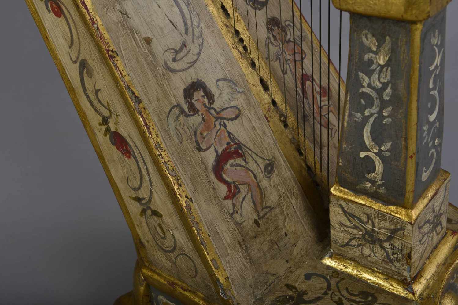 Kleine Harfe Nachbau einer barocken Harfe, wohl Mitte 20. Jh., Korpus aus Schichtholz, farbig - Image 3 of 3