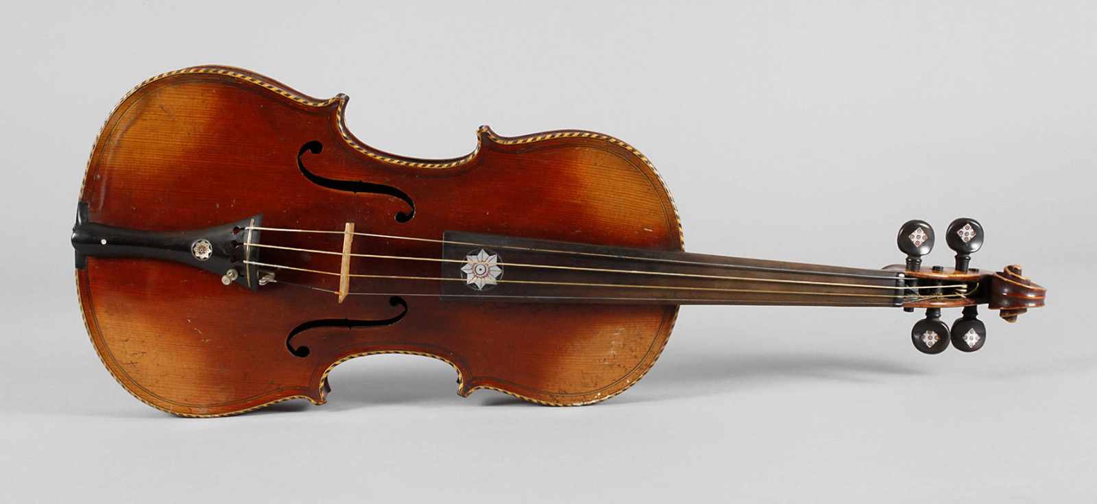 Violine 1920er Jahre, "Stradivari-Modell", Fichte und Ahorn, reich mit Perlmutteinlagen und