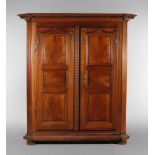 Klassizistischer Dielenschrank Nussbaum massiv, um 1780, komplett zerlegbar, zweitüriger Schrank,