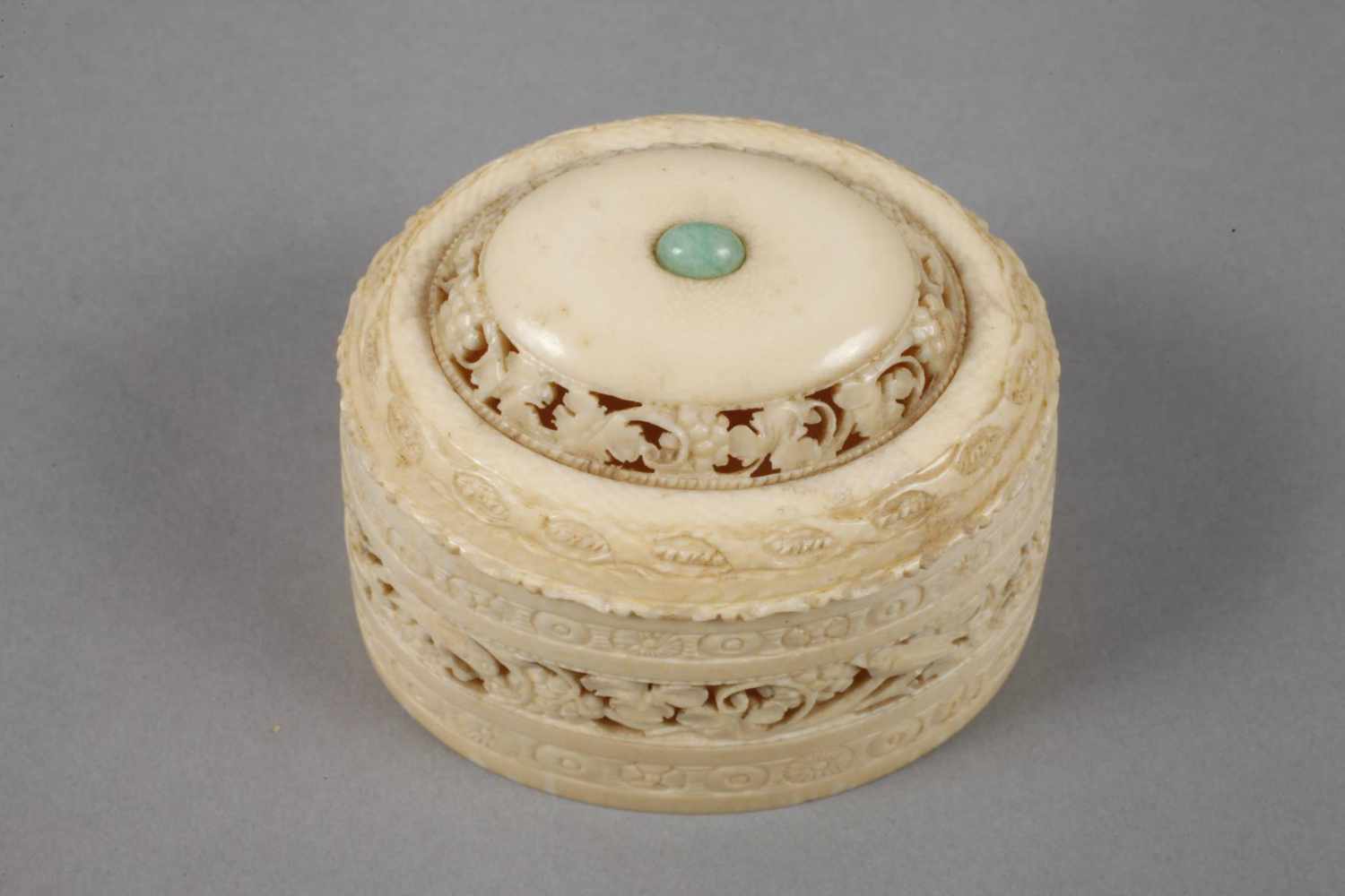 Zwei Elfenbeindosen 19. Jh., ungemarkt, Elfenbein beschnitzt, teils graviert, rundes Deckeldöschen - Image 4 of 5