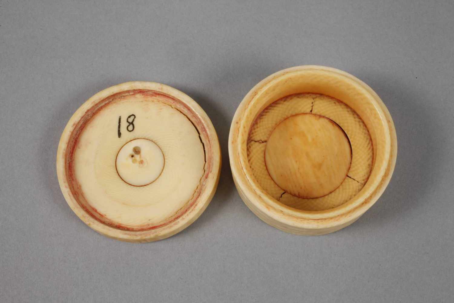 Zwei Elfenbeindosen 19. Jh., ungemarkt, Elfenbein beschnitzt, teils graviert, rundes Deckeldöschen - Image 3 of 5