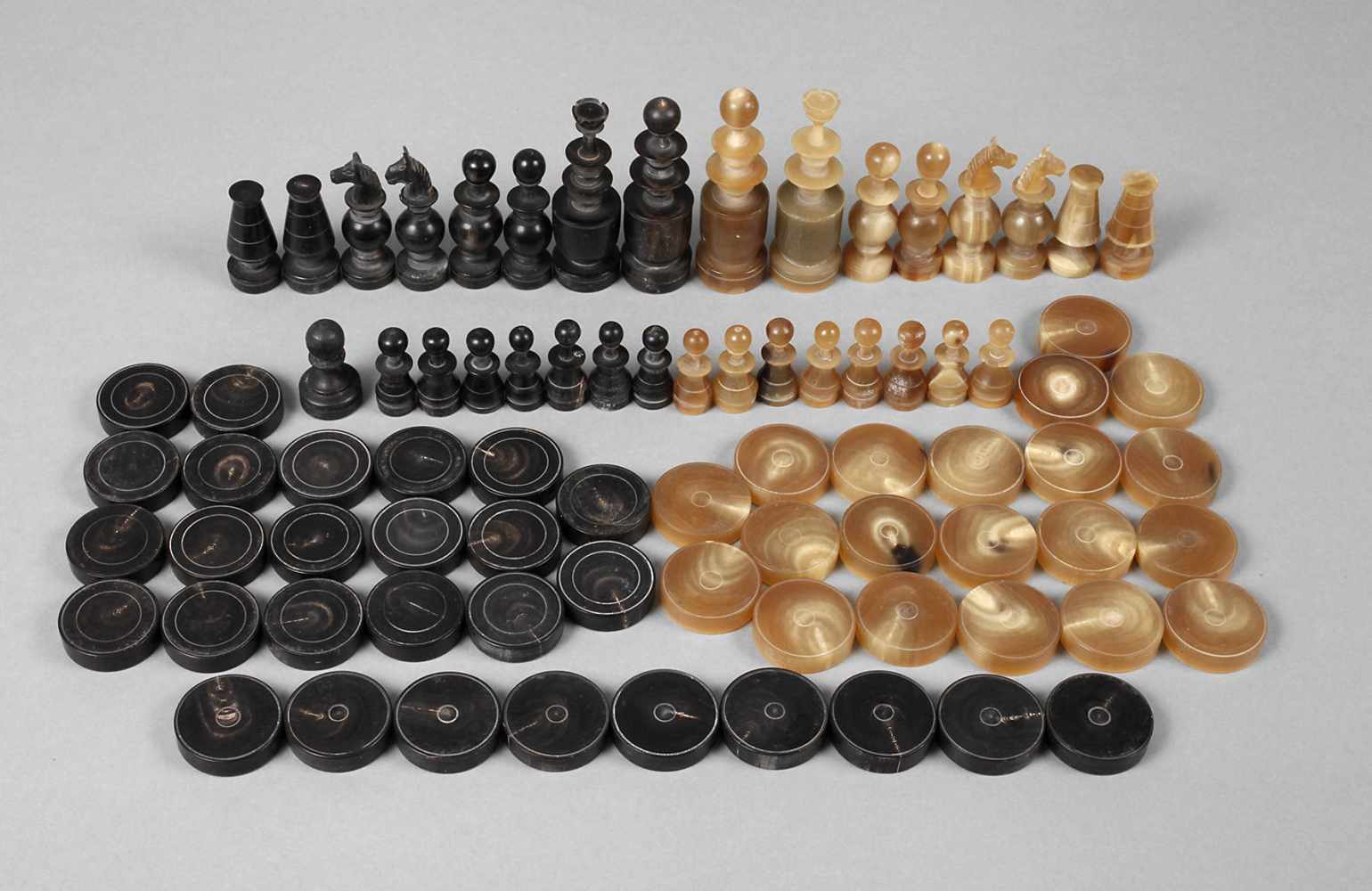 Konvolut Spielfiguren Horn Ende 19. Jh., Horn gedrechselt und teils dunkel eingefärbt, kompletter