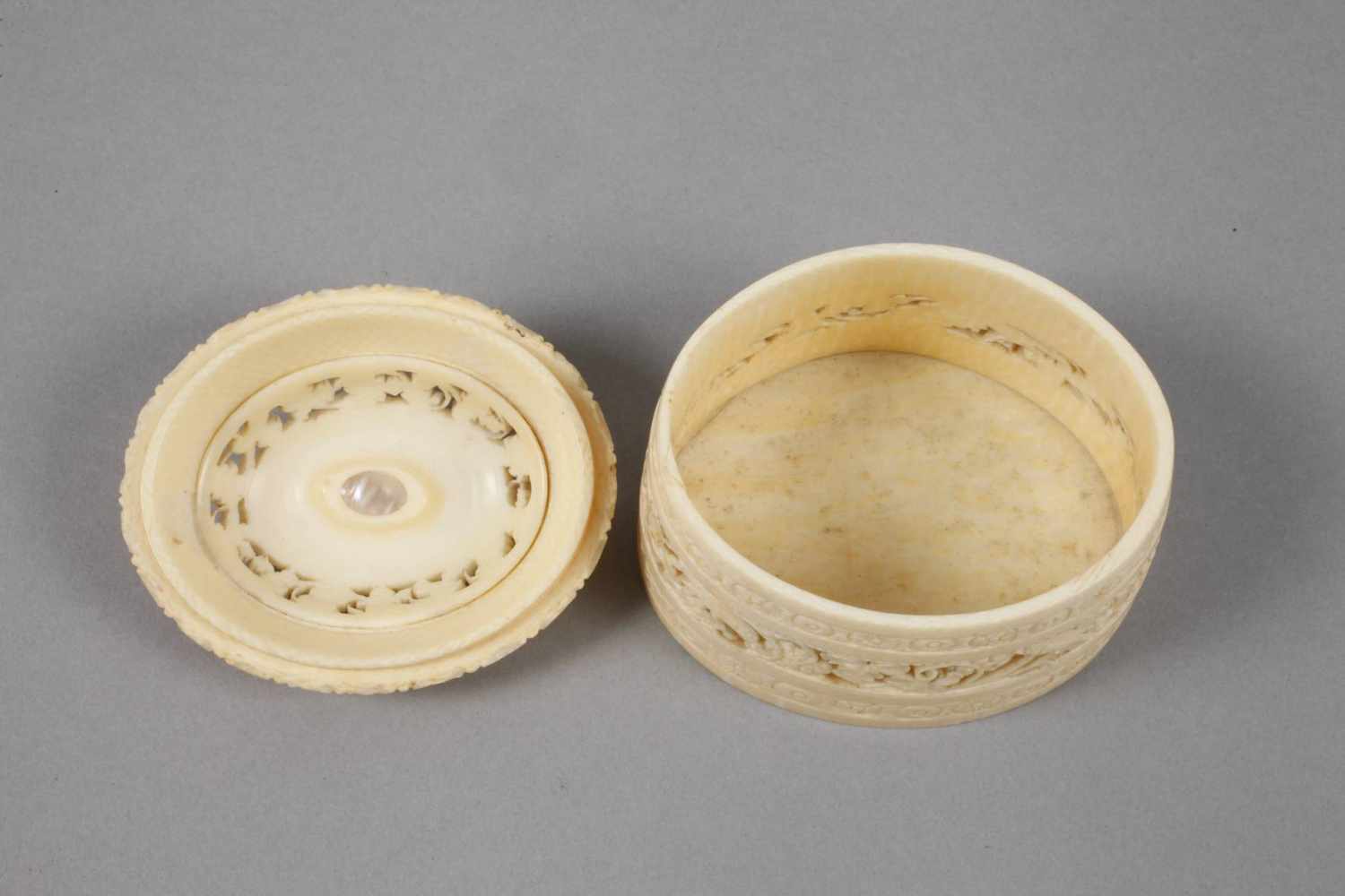 Zwei Elfenbeindosen 19. Jh., ungemarkt, Elfenbein beschnitzt, teils graviert, rundes Deckeldöschen - Image 5 of 5