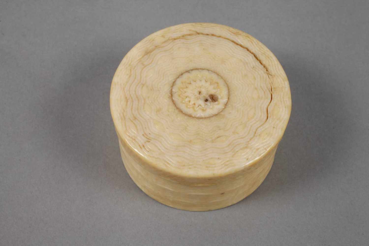 Zwei Elfenbeindosen 19. Jh., ungemarkt, Elfenbein beschnitzt, teils graviert, rundes Deckeldöschen - Image 2 of 5