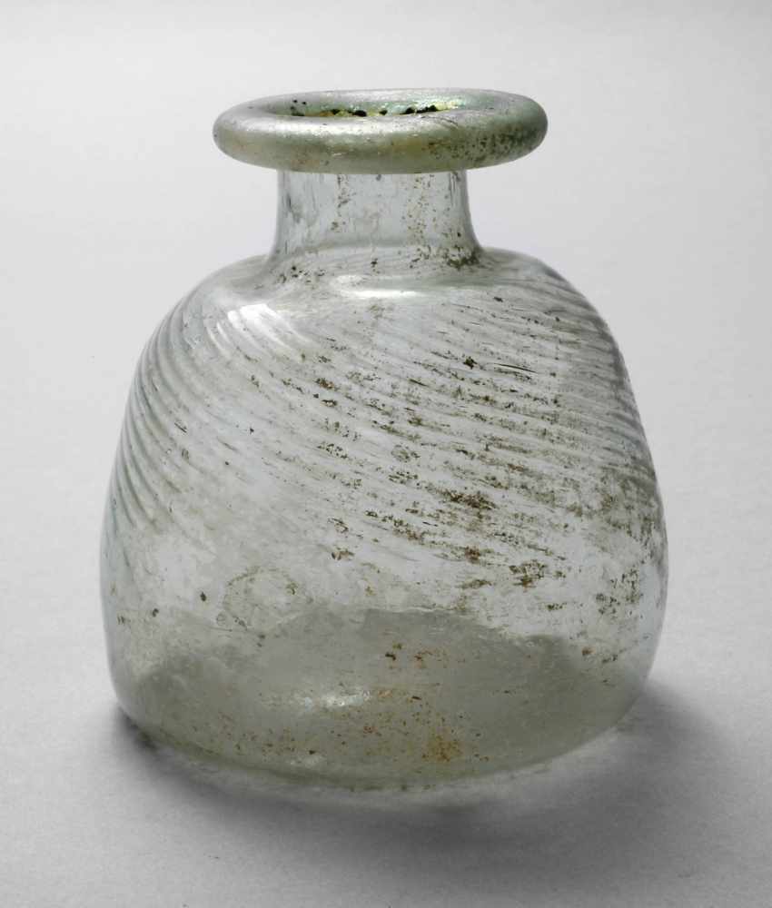 Römische Salbflasche 1. bis 4. Jh. n. Chr., oströmische Provinzen, niedrige Flasche mit