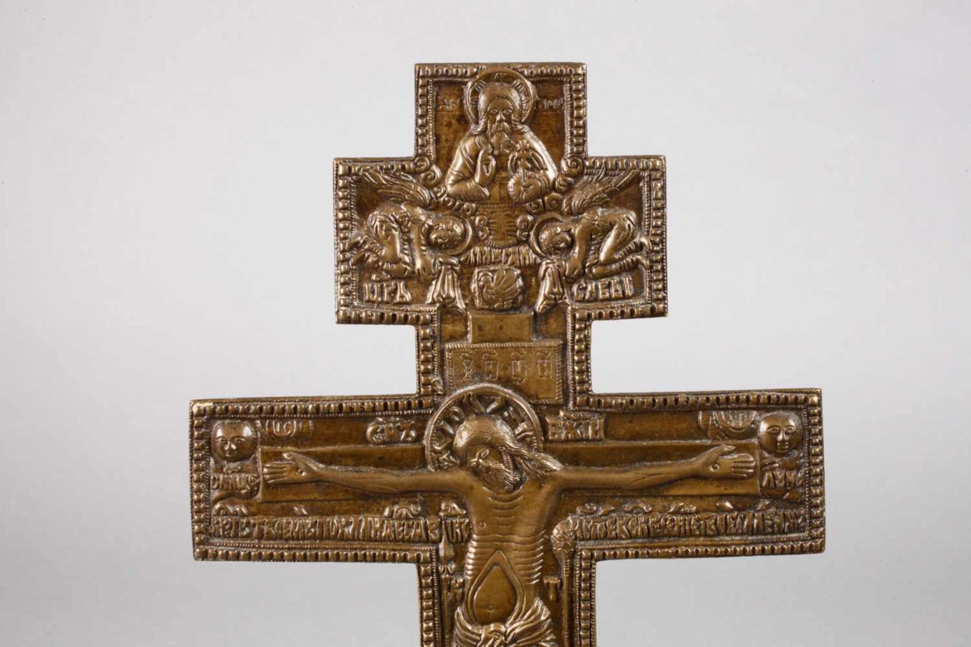 Kruzifix Russland Ende 19. Jh., Bronze, bräunlich patiniert, Darstellung des Gekreuzigten im Typus - Bild 2 aus 5