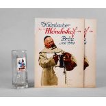 Bierkrug mit zwei Werbeplakaten Hohlwein um 1900, Bierkrug Erstes Kulmbacher, zylindrischer