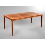 Couchtisch Design wohl Skandinavien, 1960er Jahre, rechteckige Platte aus Massivholz, bündig