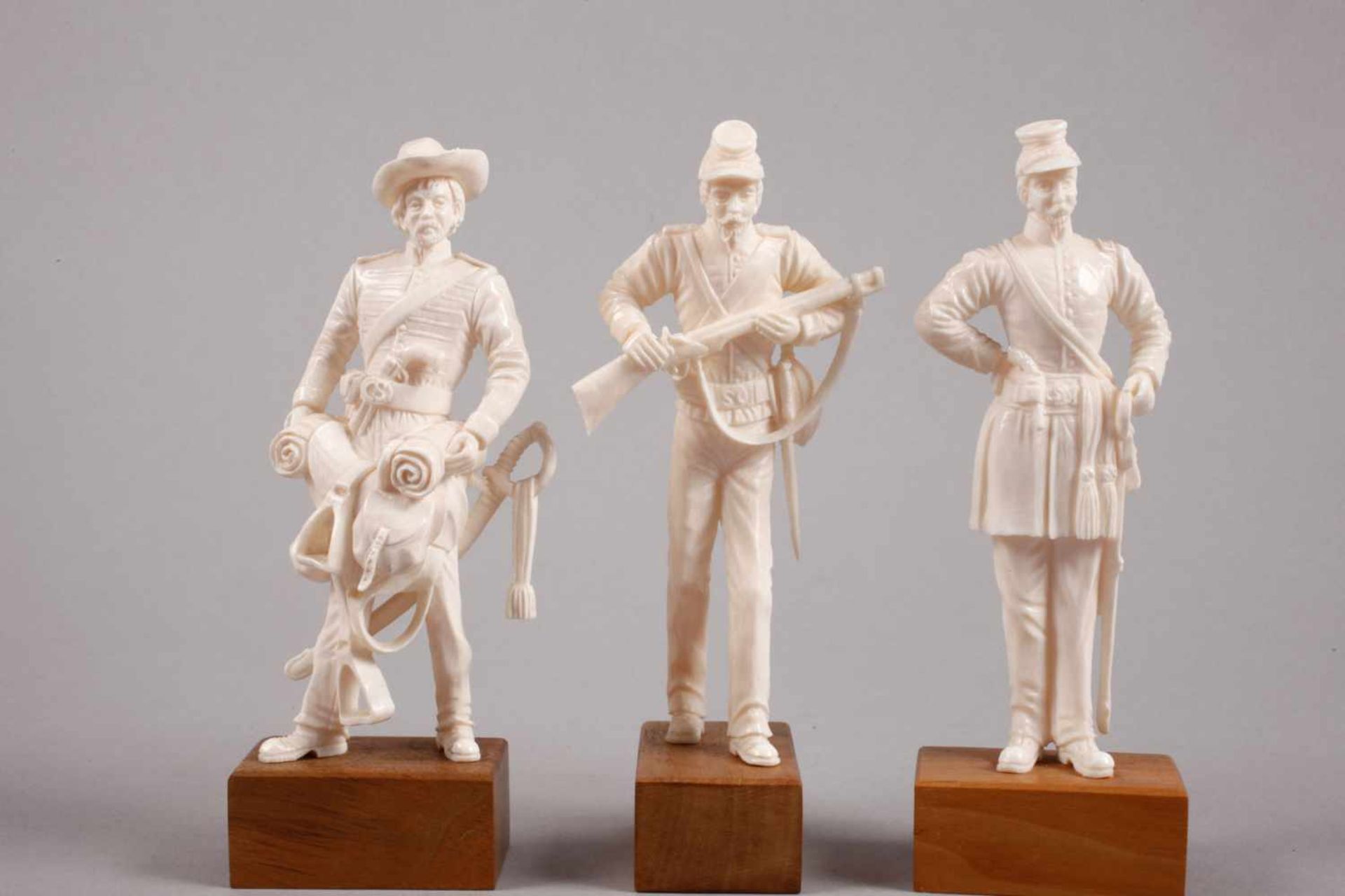 Fünf Elfenbeinschnitzereien Erbach, um 1930, Elfenbein fein beschnitzt, vollplastisch gearbeitete - Bild 4 aus 5