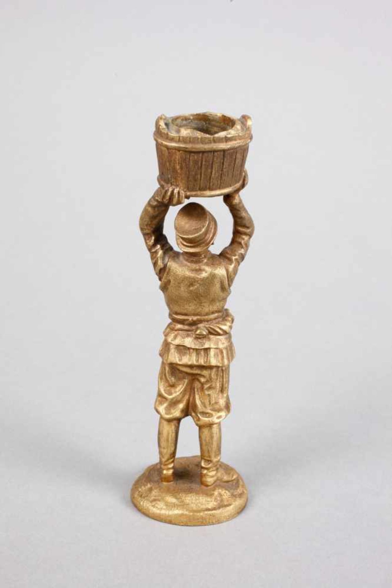 Figürlicher Leuchter Ende 19. Jh., ungemarkt, Bronze vergoldet, vollplastisch gearbeiteter Kosake, - Bild 3 aus 4