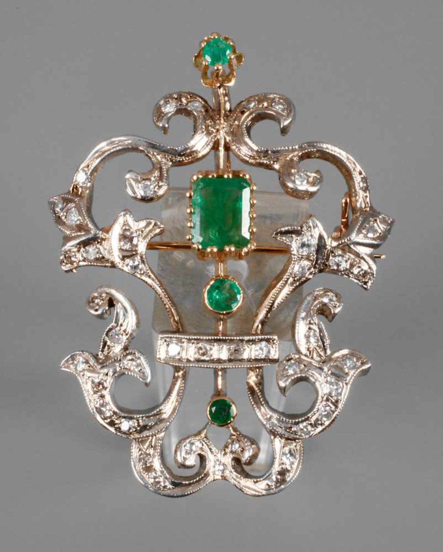 Smaragdbrosche mit Diamantbesatz wohl Ende 19. Jh., Gelbgold 585, besetzt mit einem Achteck-Smaragd,