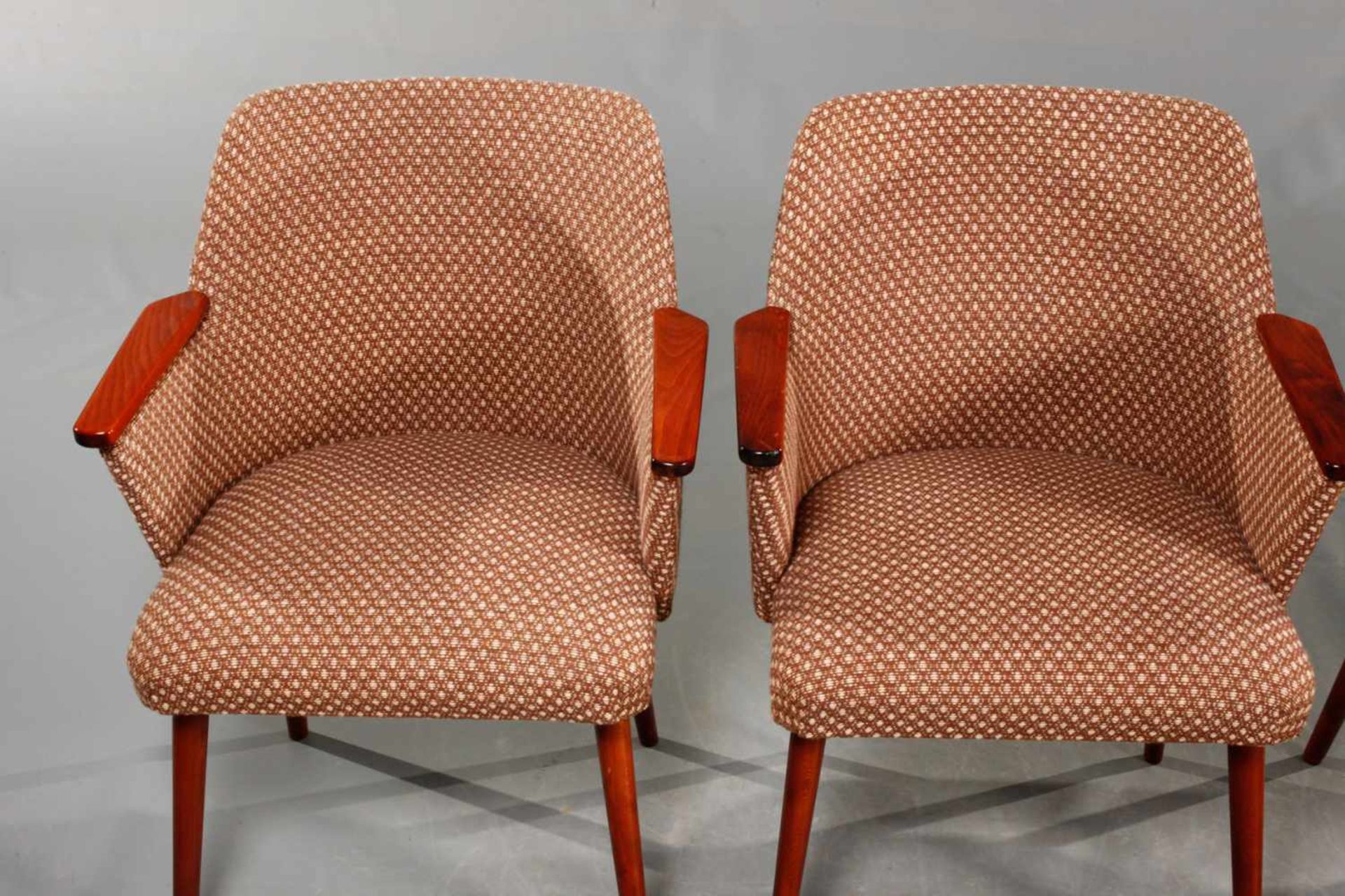 Vier Sessel DDR-Design 1950er Jahre, Lehne und Beine aus Buche, rotbraun gebeizt, originaler - Bild 2 aus 5