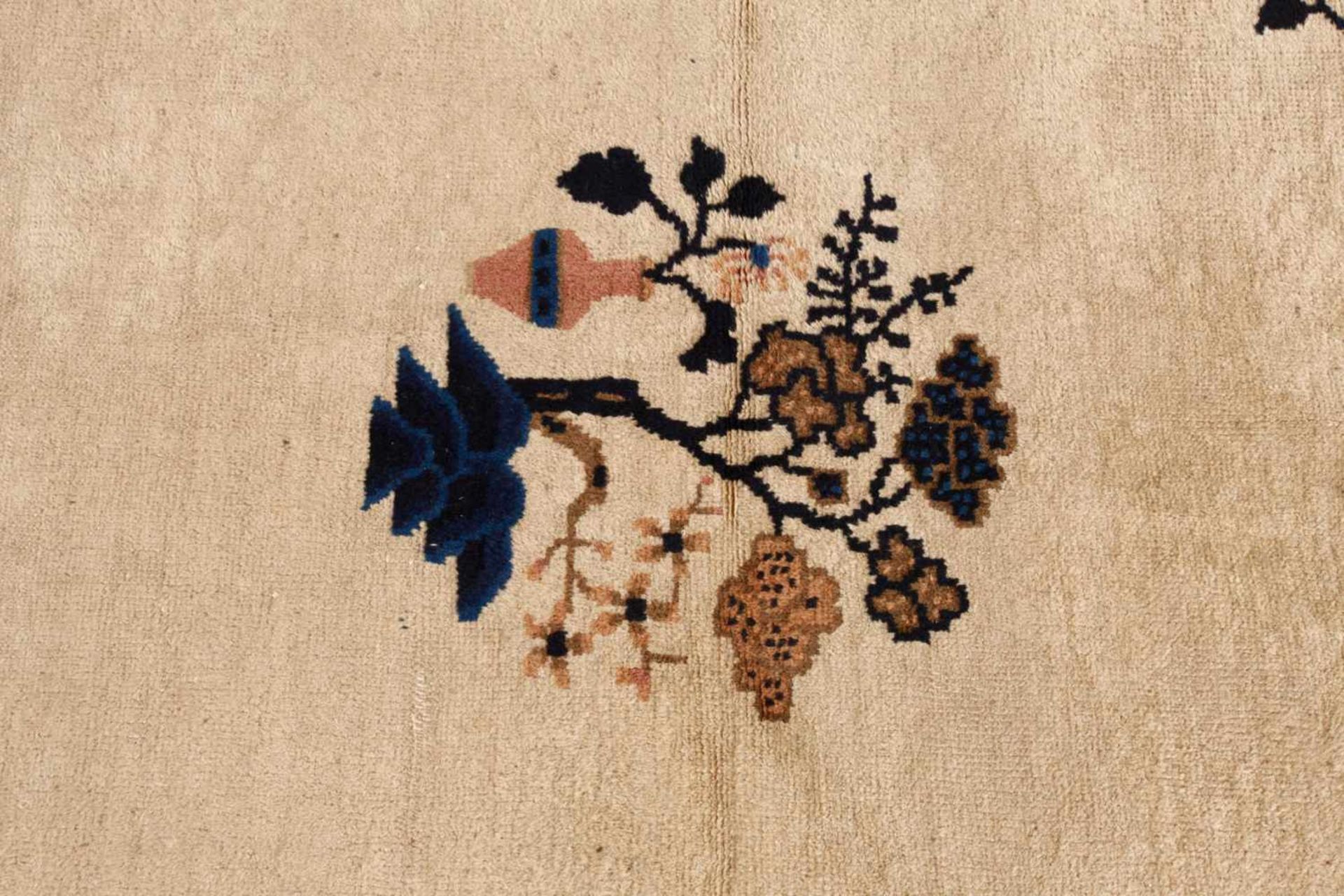 China Teppich 1. Hälfte 20. Jahrhundert, dunkle Bordüre und beiges Mittelfeld mit floralem Dekor, - Bild 2 aus 5