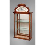 Kleine Werbevitrine um 1910, mit Firmenschriftzug Moratti's Cigarettes, rückseitig Herstelleretikett