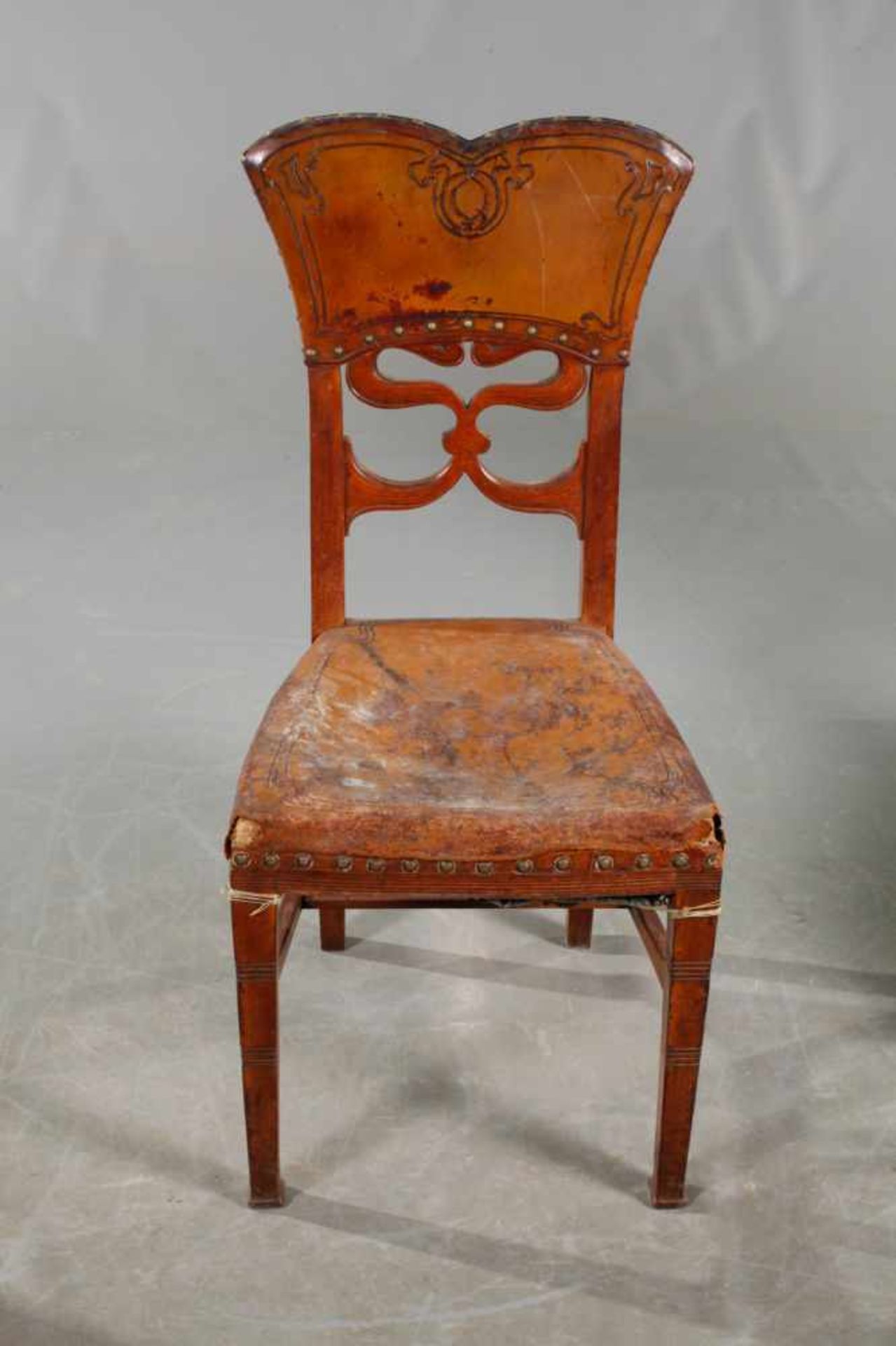Sechs Stühle Jugendstil wohl Frankreich um 1900, Nussbaum massiv, mit originalen Lederbezügen, diese - Bild 5 aus 9