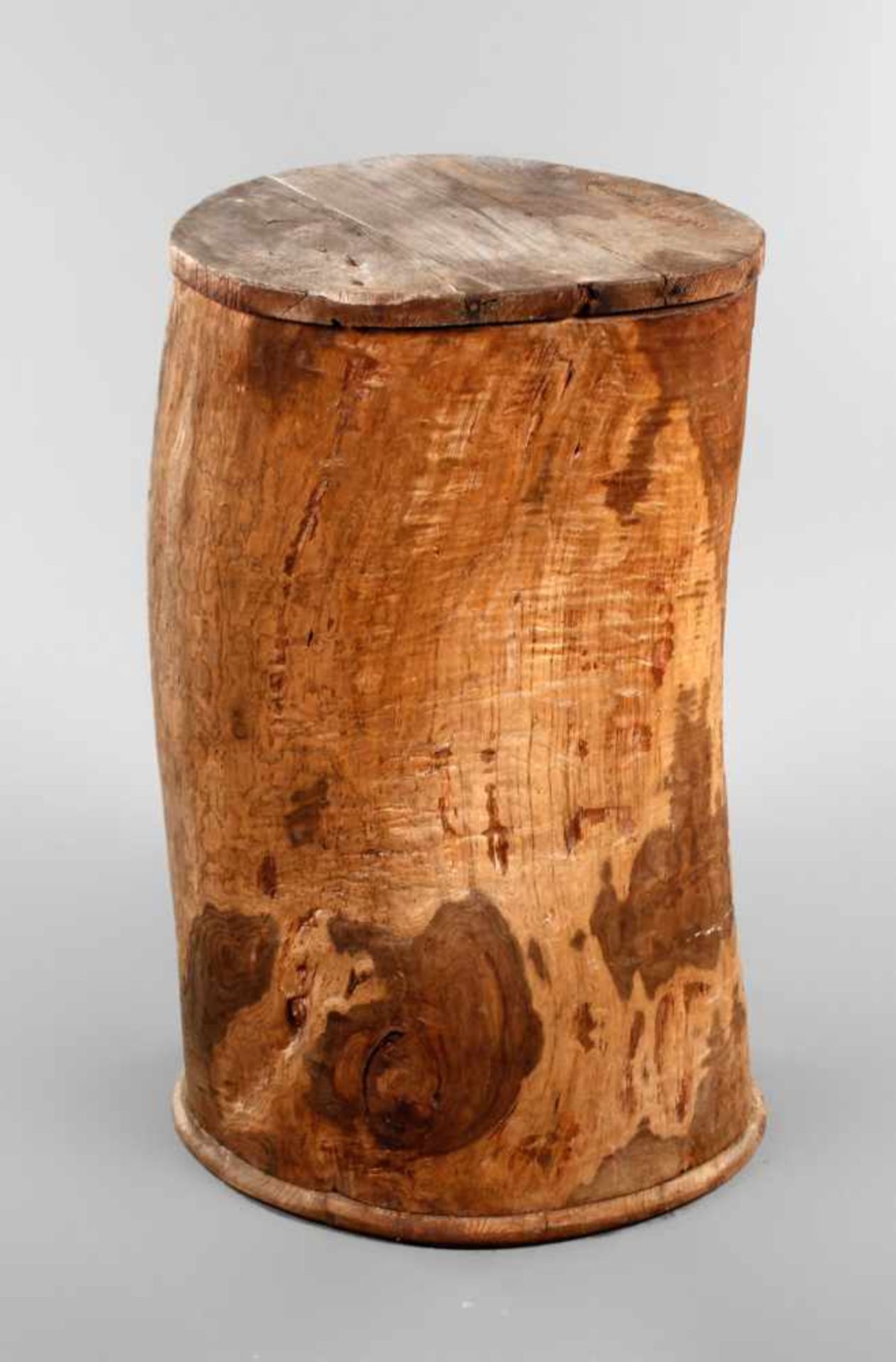 Vorratsbehälter aus einem ausgehöhltem Baumstumpf, wohl Afrika, 1. Hälfte 20. Jh., mit Deckel, H