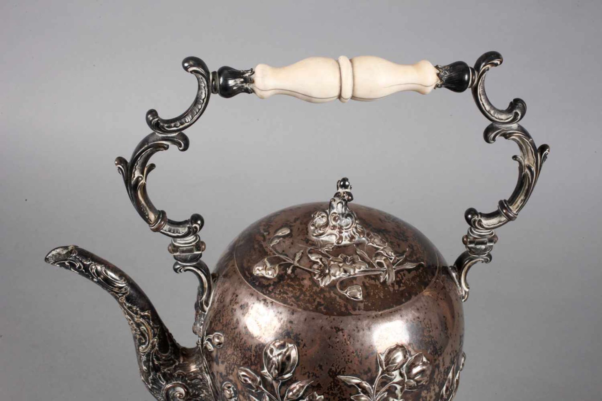 Teekanne mit Rechaud Metall versilbert um 1880, unleserliche Herstellermarke und eine undeutliche - Bild 2 aus 5