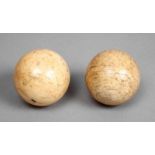 Paar Billardkugeln um 1920, aus fossilem Elfenbein, mit eingesetzten Segmenten aus Ebenholz, Alters-