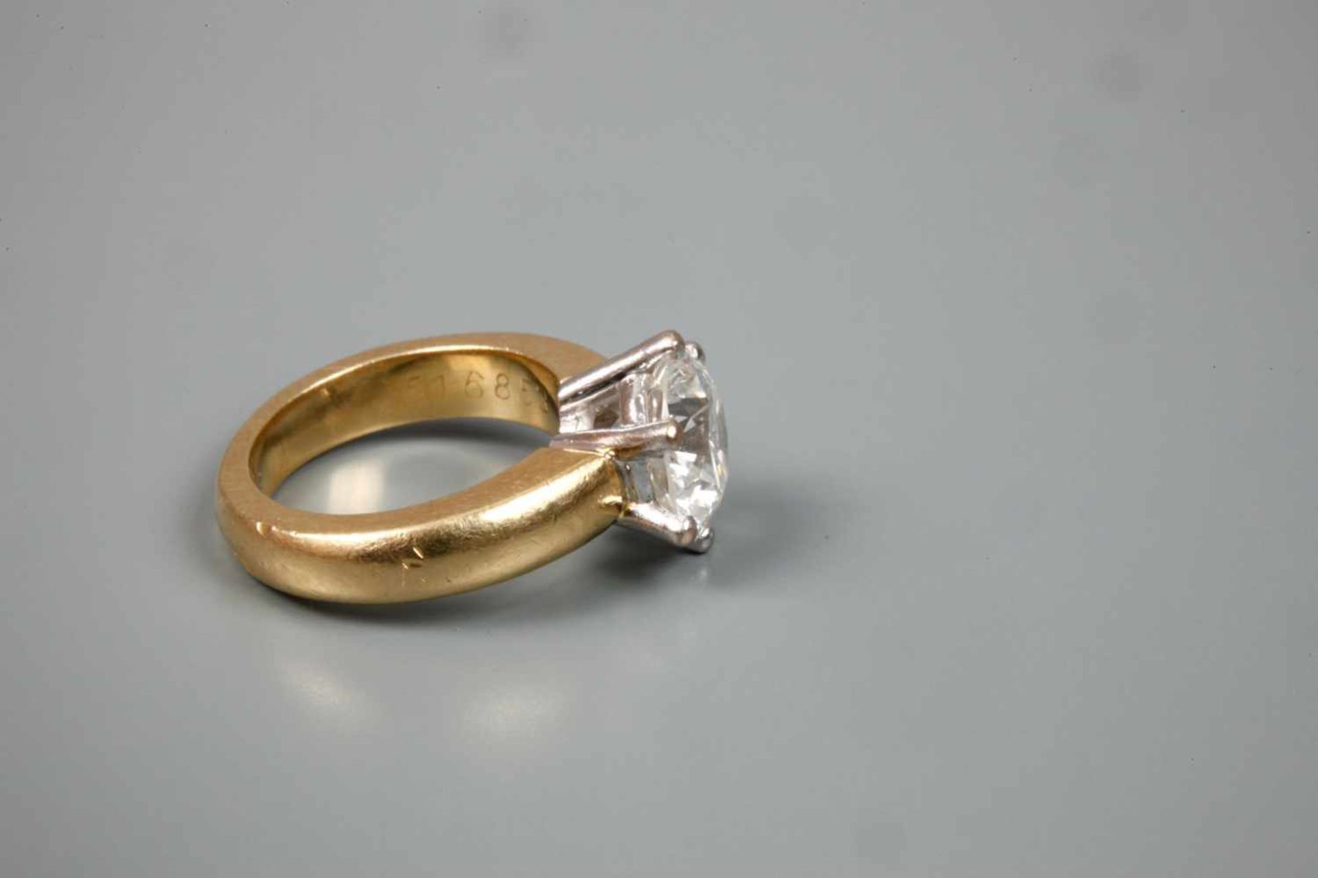 Solitärring mit Brillant von 3,2 ct + Expertise Ende 20. Jh., Weiß- und Gelbgold gestempelt 750 - Bild 4 aus 8