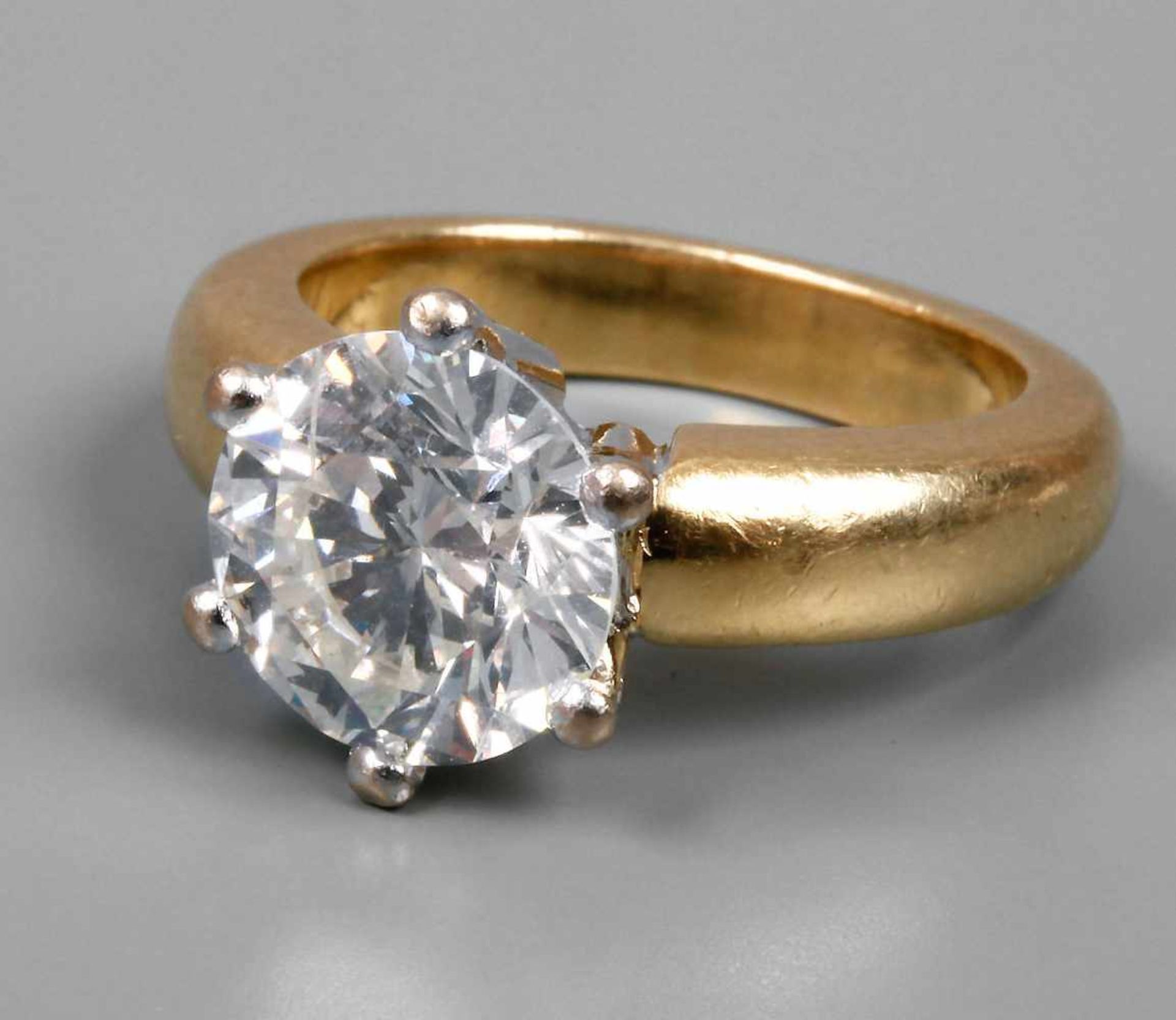 Solitärring mit Brillant von 3,2 ct + Expertise Ende 20. Jh., Weiß- und Gelbgold gestempelt 750