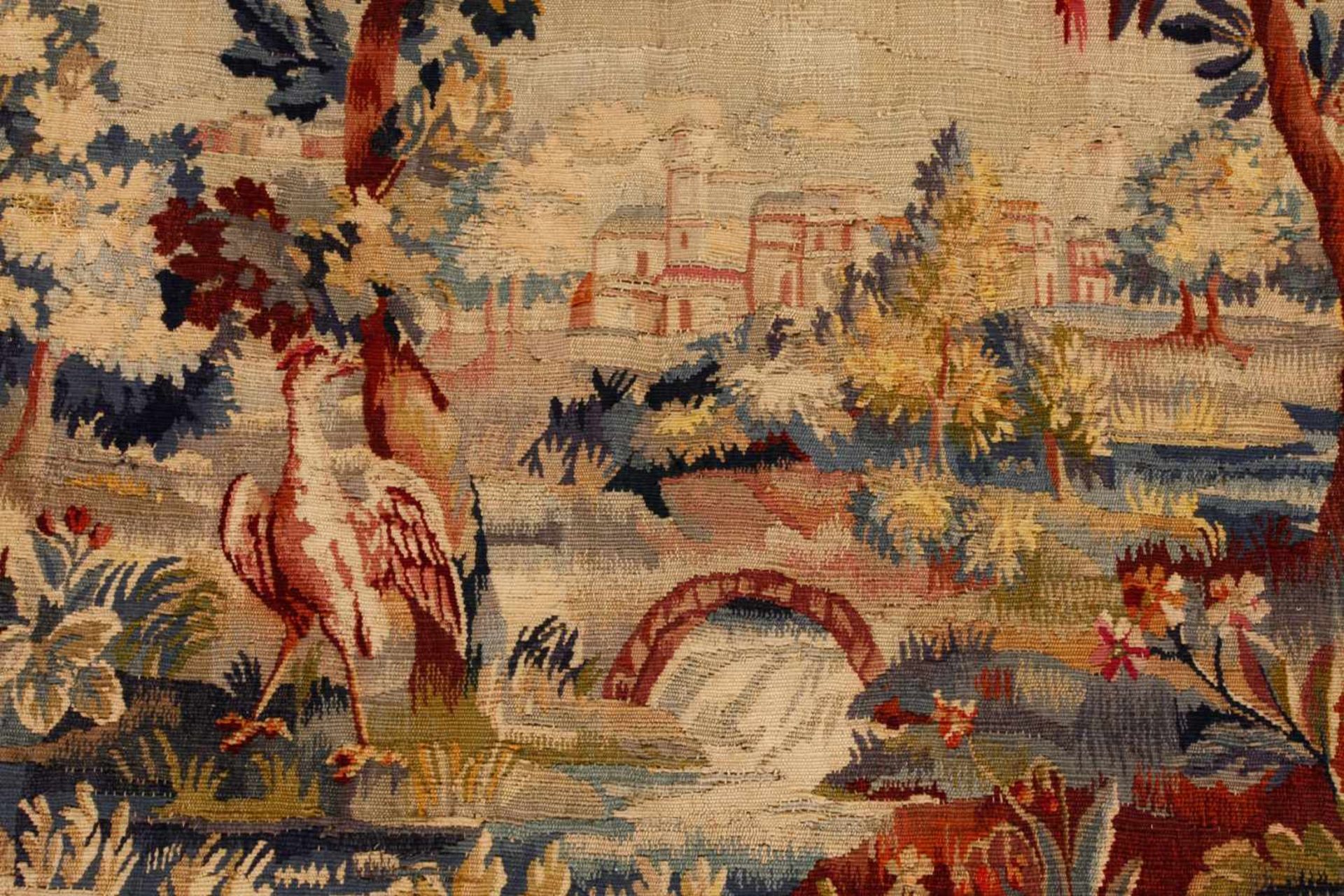 Chinoiserie Tapisserie um 1910, chinoises Landschaftsmotiv mit Fluss und Stadt im Hintergrund, - Bild 2 aus 3