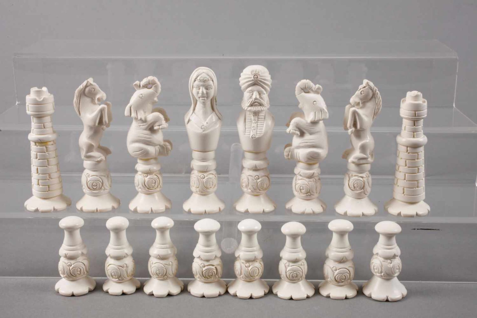Schachspiel Meerschaum 20. Jh., Meerschaum beschnitzt, teils graviert, partiell geschwärzt, - Bild 3 aus 4