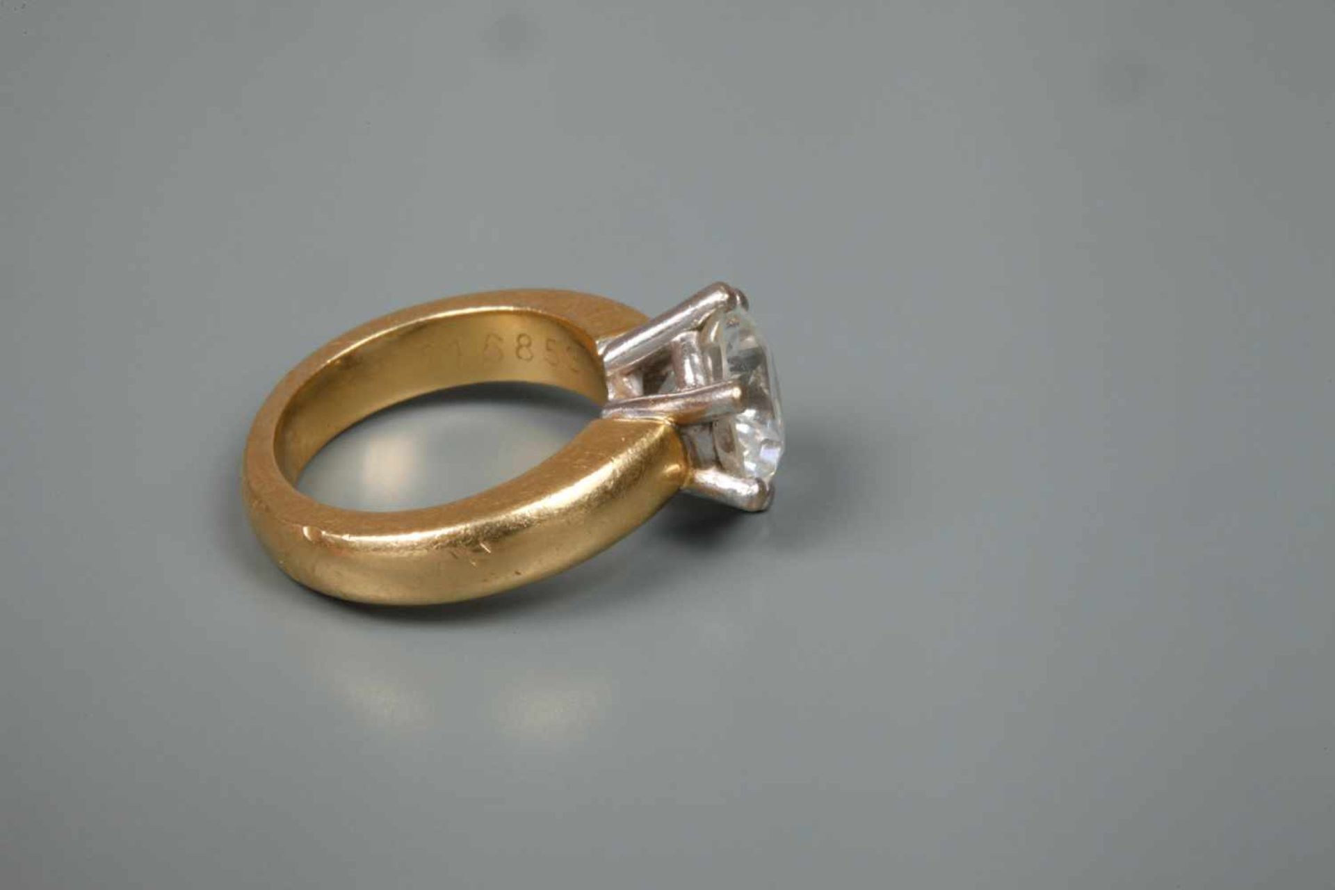 Solitärring mit Brillant von 3,2 ct + Expertise Ende 20. Jh., Weiß- und Gelbgold gestempelt 750 - Bild 7 aus 8