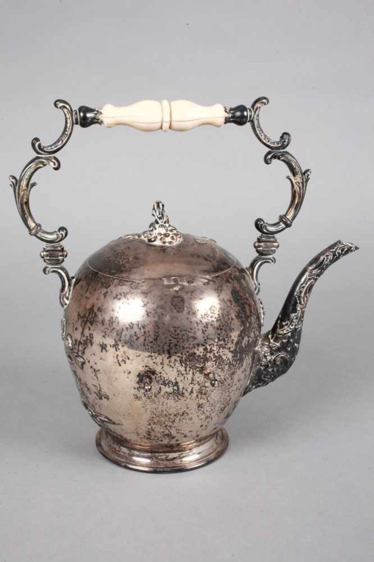 Teekanne mit Rechaud Metall versilbert um 1880, unleserliche Herstellermarke und eine undeutliche - Bild 4 aus 5