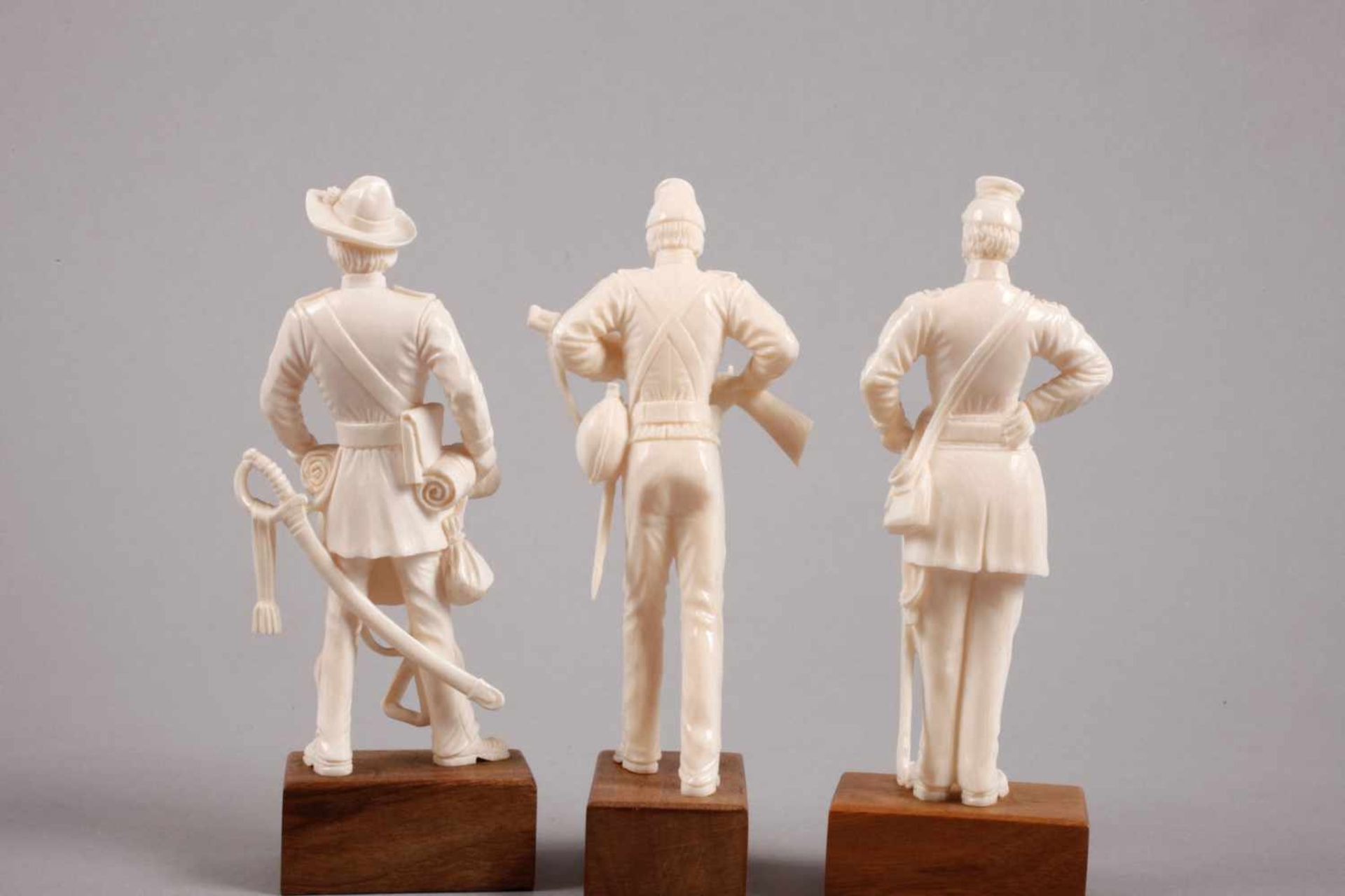 Fünf Elfenbeinschnitzereien Erbach, um 1930, Elfenbein fein beschnitzt, vollplastisch gearbeitete - Bild 5 aus 5
