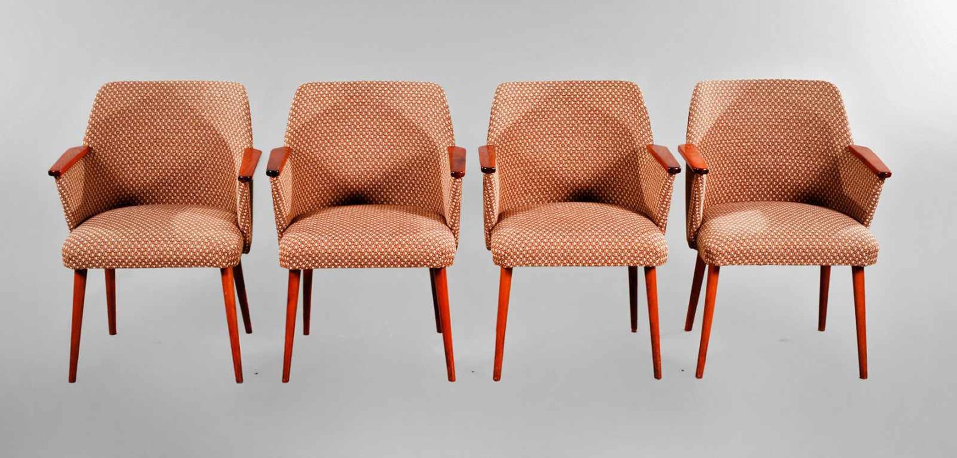 Vier Sessel DDR-Design 1950er Jahre, Lehne und Beine aus Buche, rotbraun gebeizt, originaler