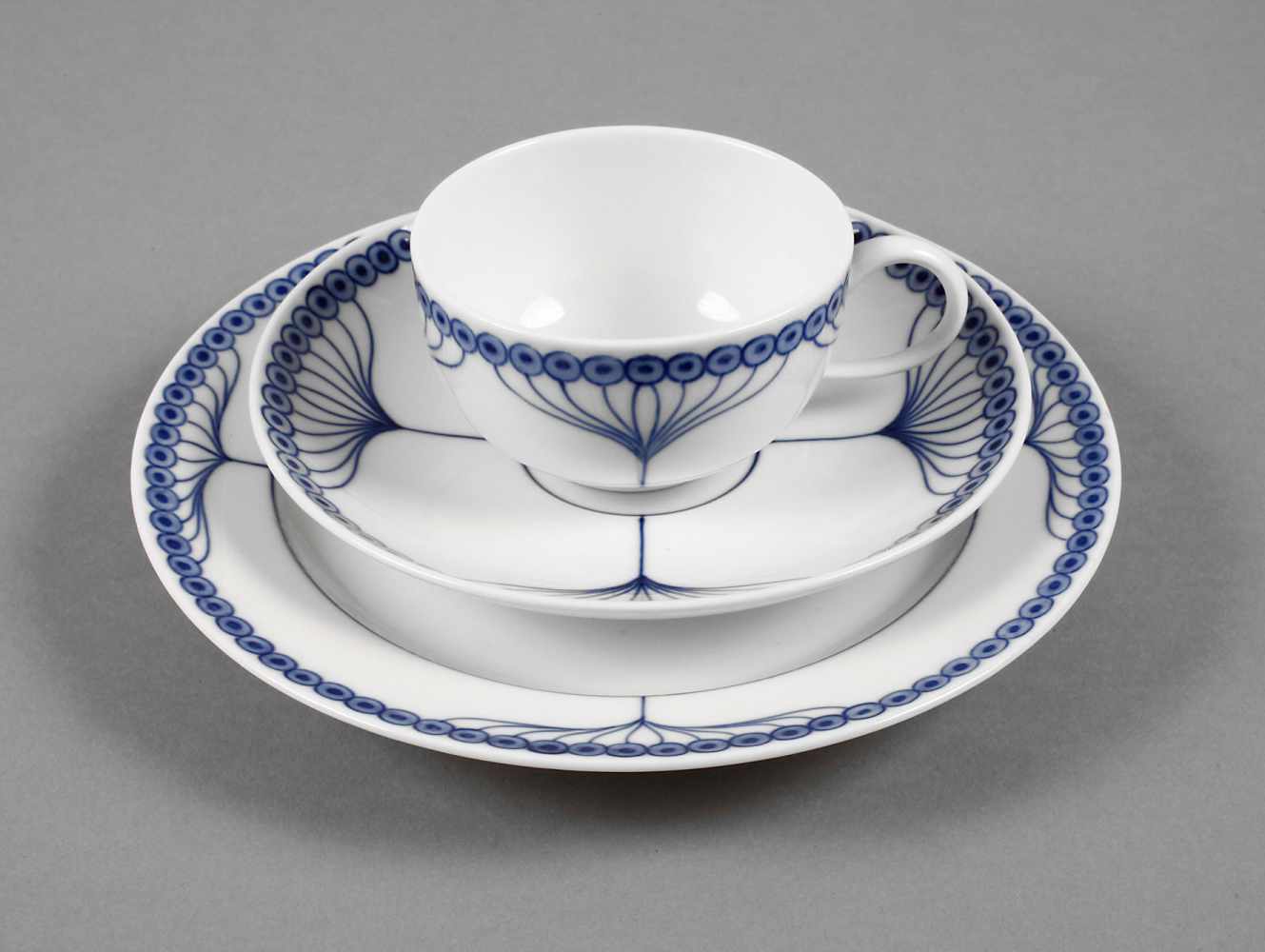 Meissen Gedeck Theodor Grust attr. Dekorentwurf um 1910, blaue Knaufschwerter, Tasse mit zwei