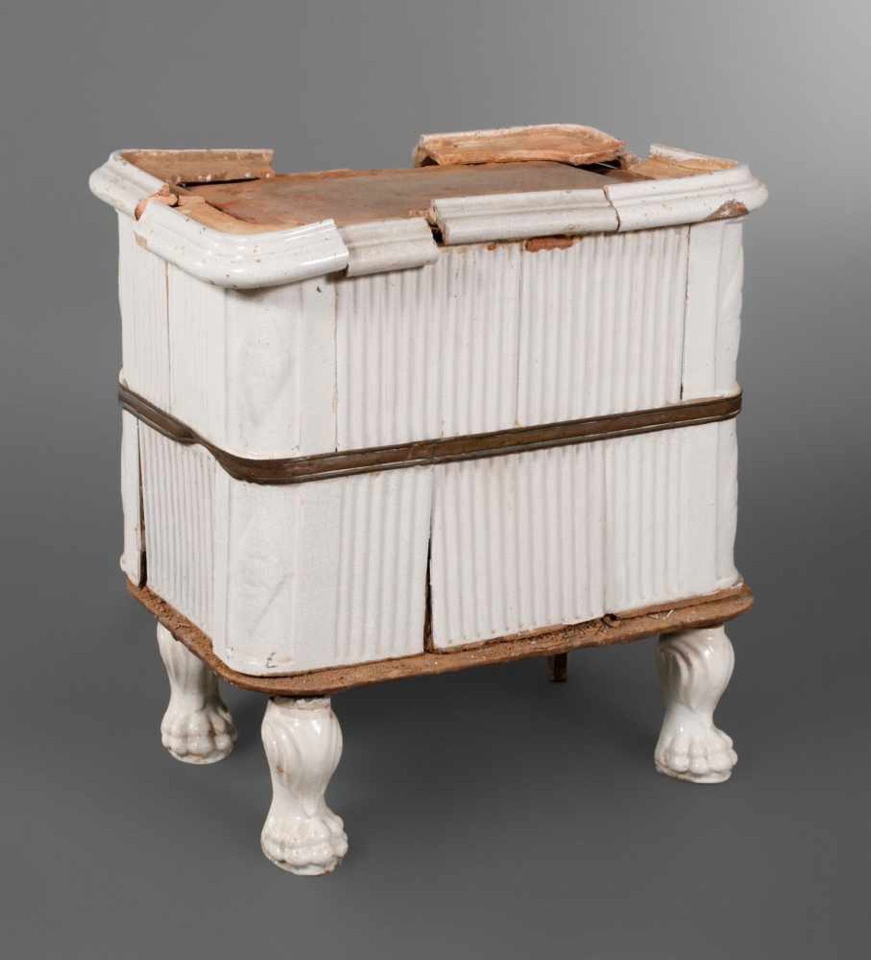 Kleiner klassizistischer Ofensockel um 1800, Keramik weiß glasiert, Löwentatzenfüße, zwei Etagen,
