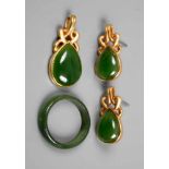 Schmuckset Jade 2. Hälfte 20. Jh., Fassungen Doublé, Paar Ohrstecker, Anhänger und ein Ring, jeweils