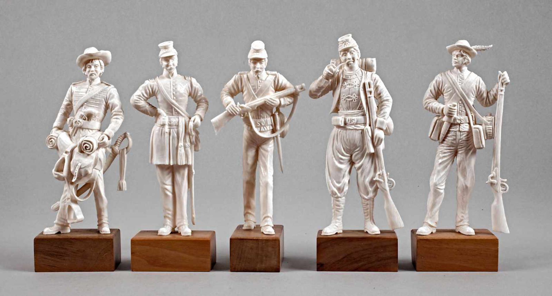 Fünf Elfenbeinschnitzereien Erbach, um 1930, Elfenbein fein beschnitzt, vollplastisch gearbeitete