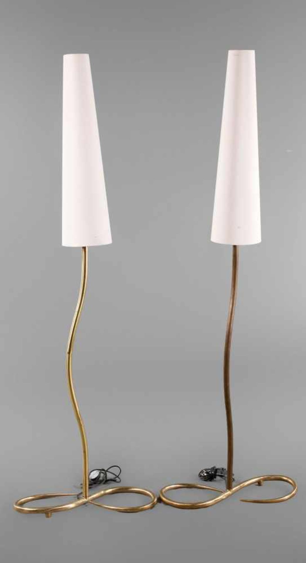 Paar Stehlampen wohl Wien, 1950er Jahre, gebogenes Messinggestell mit Fuß "in Form einer Acht",