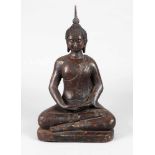 Bronzeplastik Buddha Thailand, 20. Jh., ungemarkt, Eisenguss, dunkel patiniert und partiell