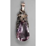 Anhänger mit Amethyst um 1900, Silber gestempelt 835, Halterung mit graviertem Weinlaubblatt, mit