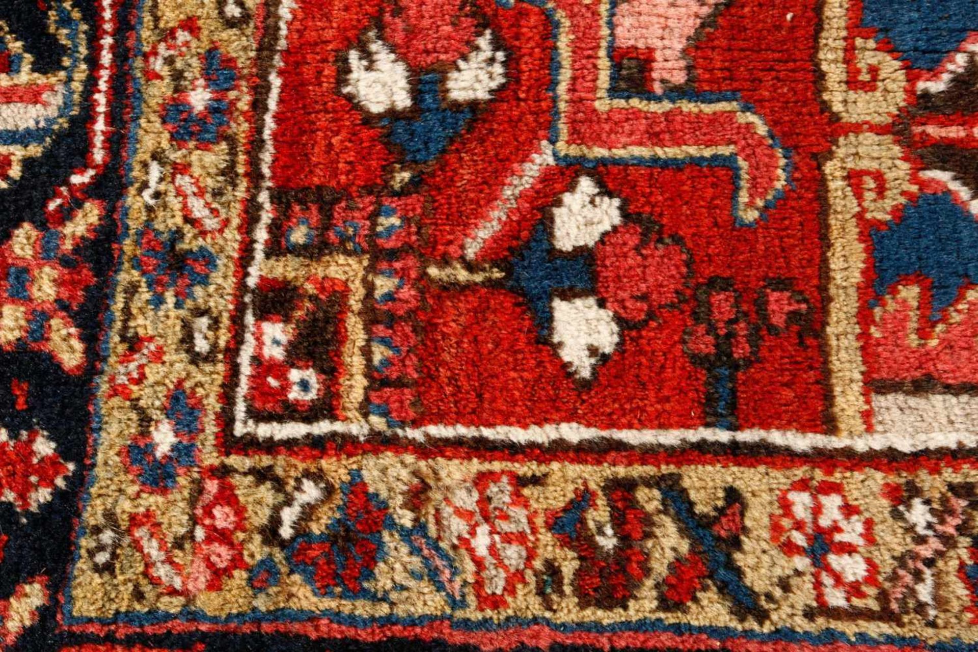 Heriz 1. Hälfte 20. Jahrhundert, Wolle auf Baumwolle, roter Fond komplett durchmustert, - Bild 3 aus 4