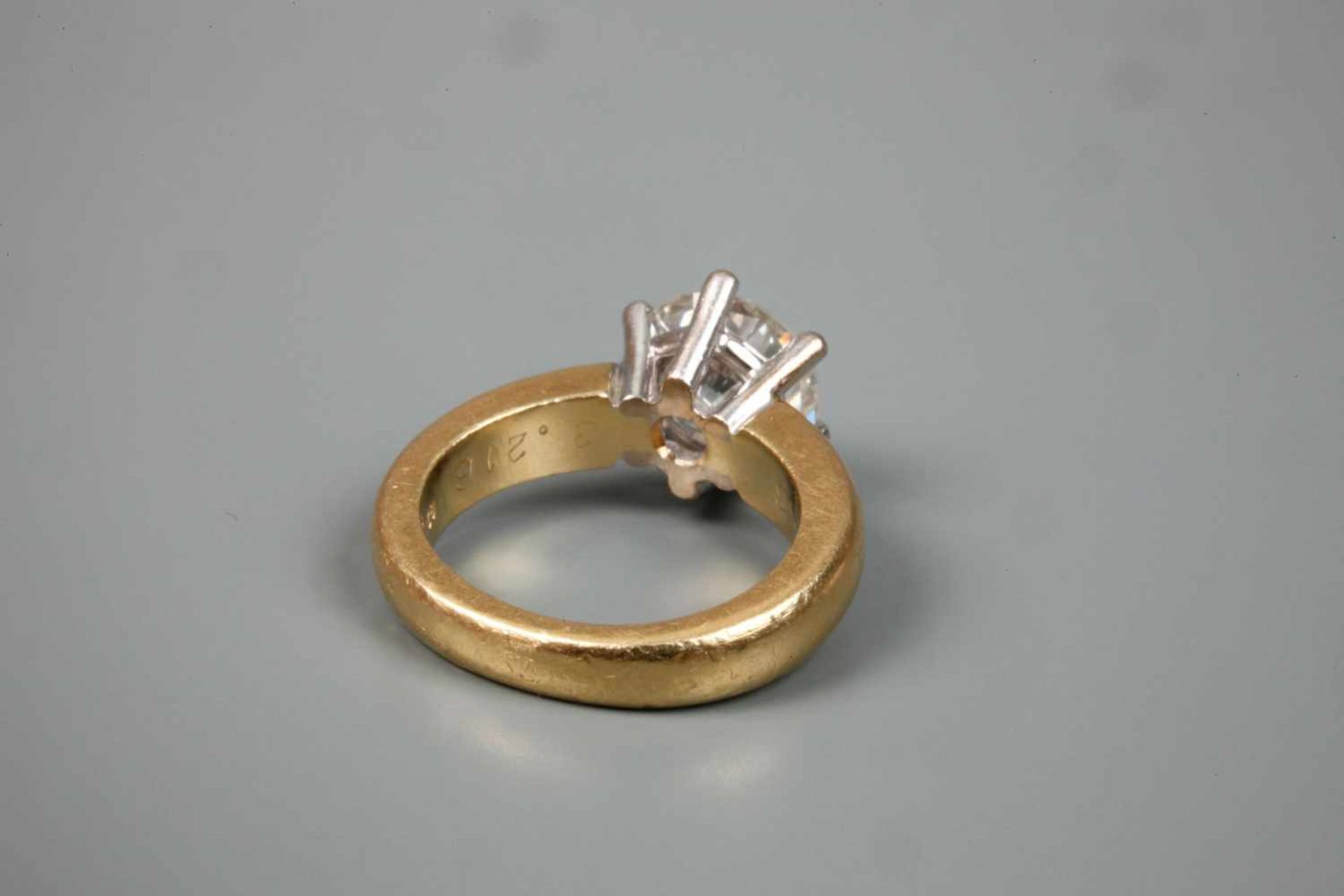 Solitärring mit Brillant von 3,2 ct + Expertise Ende 20. Jh., Weiß- und Gelbgold gestempelt 750 - Bild 3 aus 8