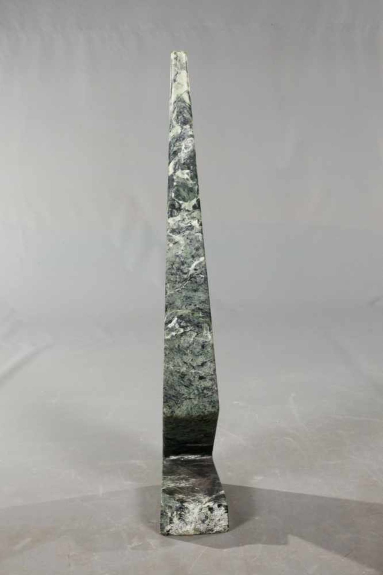 Dekoelement Marmor 2. Hälfte 20. Jh., aus grünem, schön geädertem Marmor gehauene abstrakte Plastik, - Bild 2 aus 3