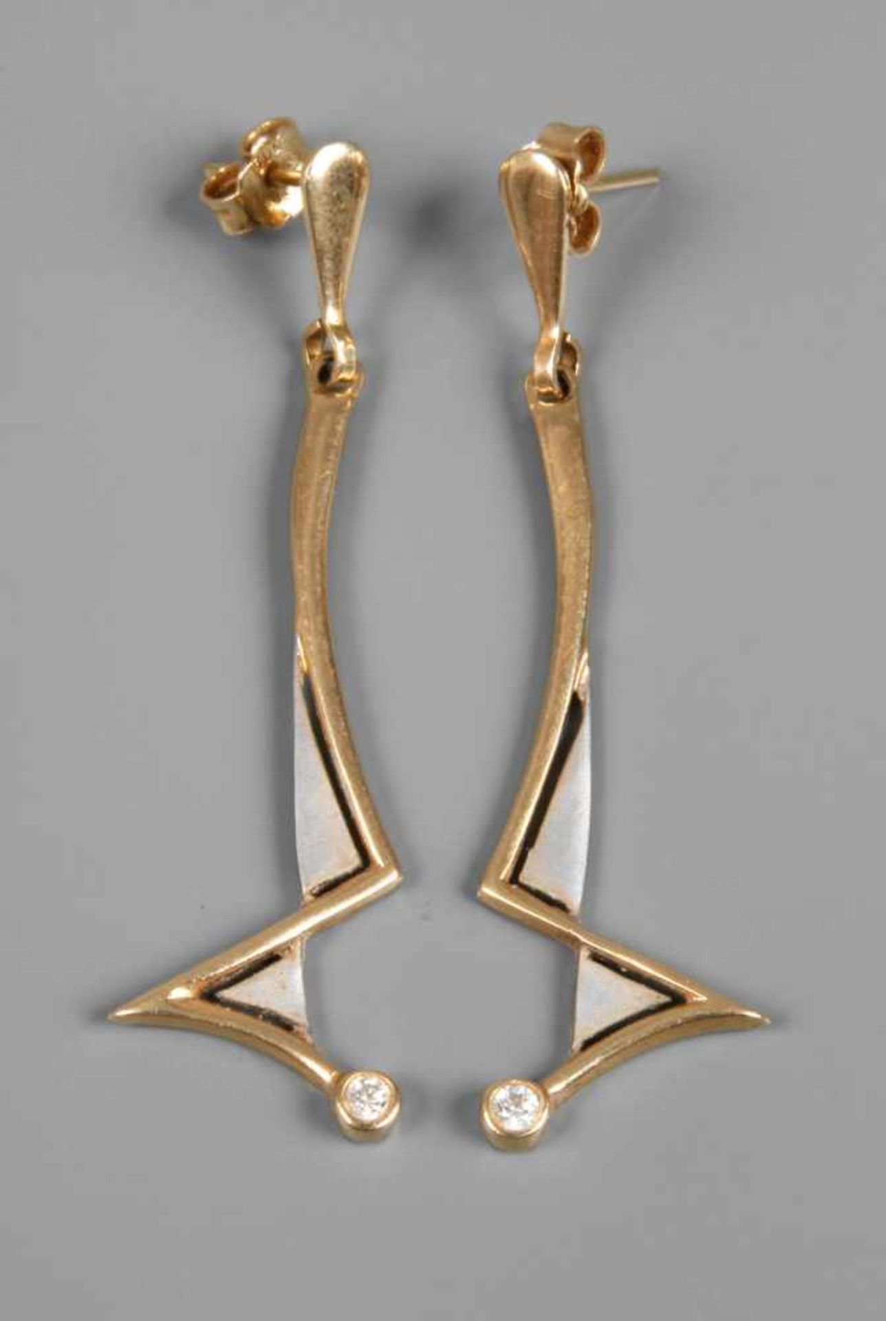 Paar Ohrhänger neuzeitlich, Weiß- und Gelbgold gestempelt 585, moderne geometrische Form jeweils