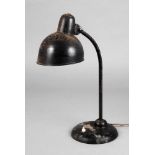 Schreibtischlampe Kaiser Idell Entwurf Christian Dell 1933/34, geschwärzter Metallrundfuß mit