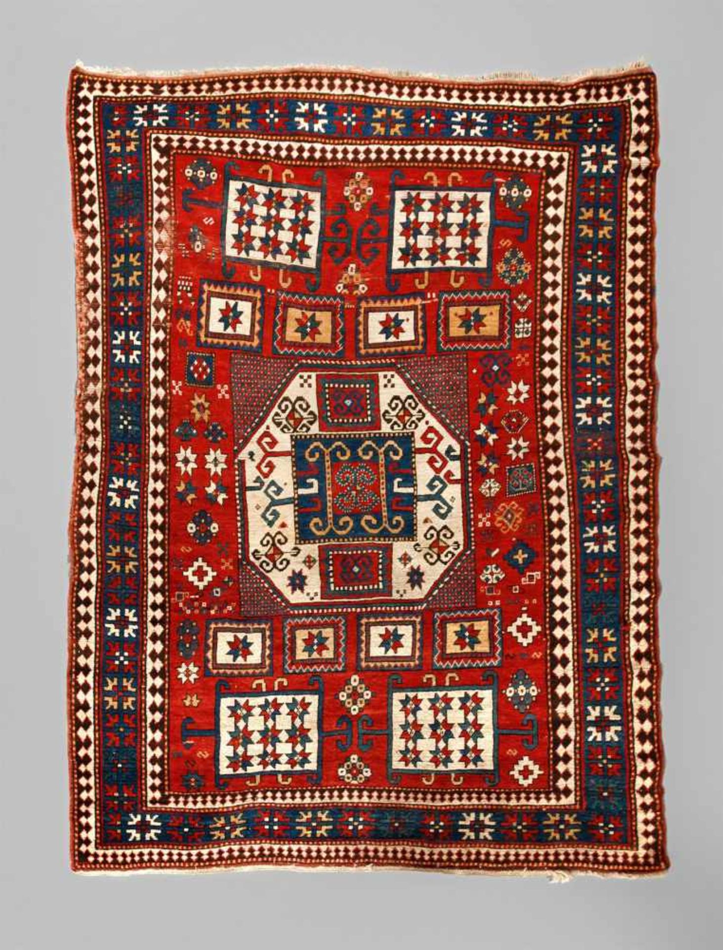 Karachof Kasak 1. Hälfte 20. Jahrhundert, geometrischer Dekor auf rotem Fond, mehrteilige Bordüre,
