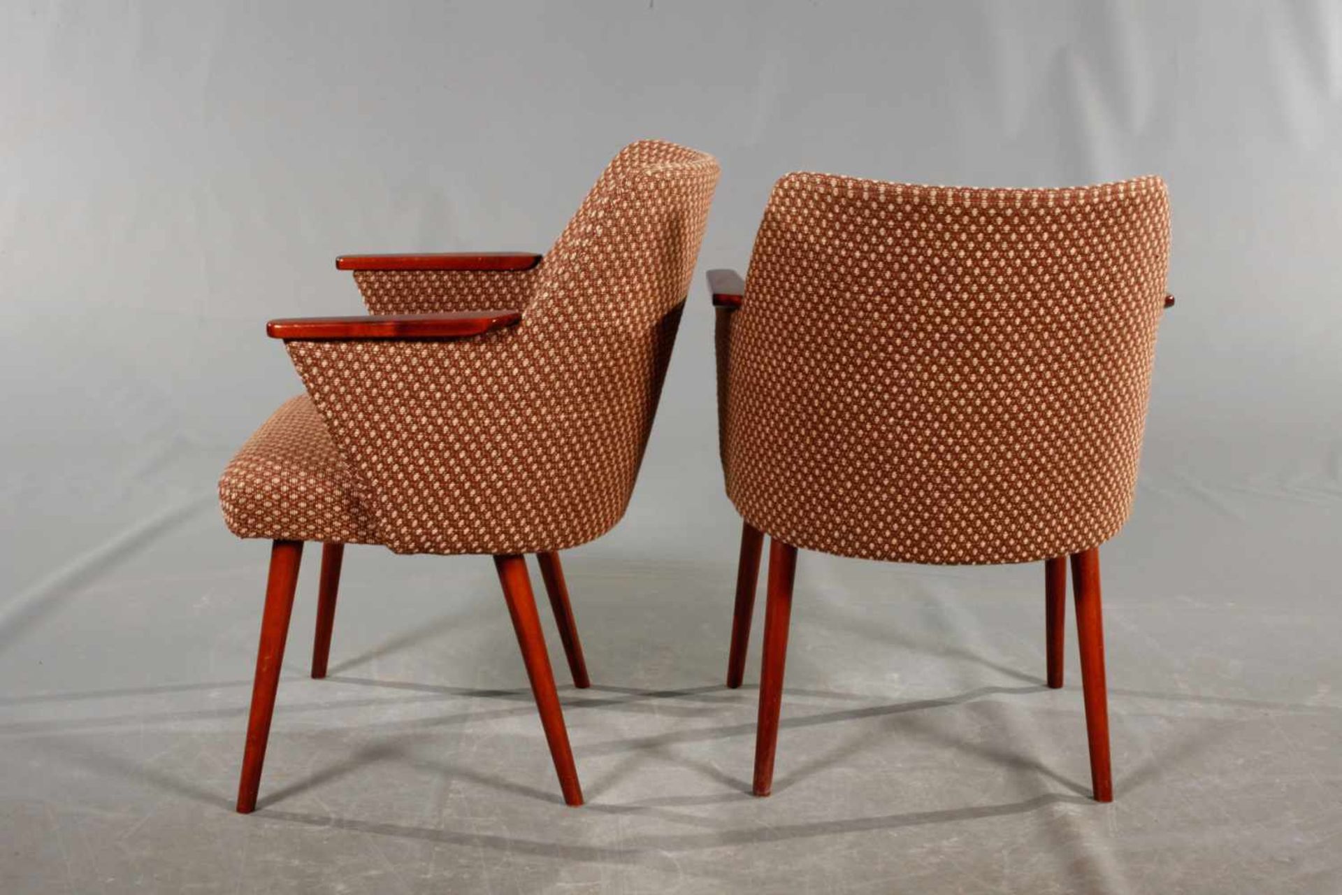 Vier Sessel DDR-Design 1950er Jahre, Lehne und Beine aus Buche, rotbraun gebeizt, originaler - Bild 4 aus 5