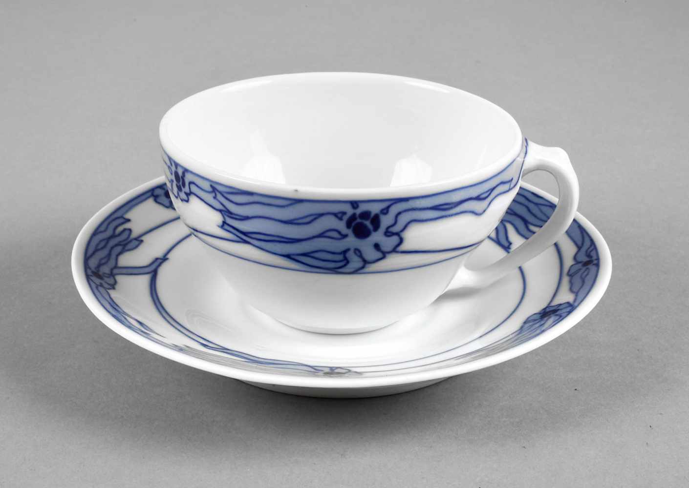 Meissen Teetasse "Arnika" Entwurf Hans Rudolph Hentschel 1906, unterglasurblaue Knaufschwerter